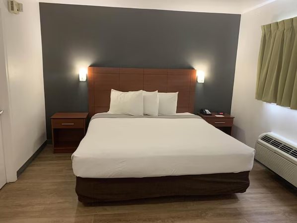 Studio 6 Extended Stay Hampton VA Langley AFB Area — Guest room