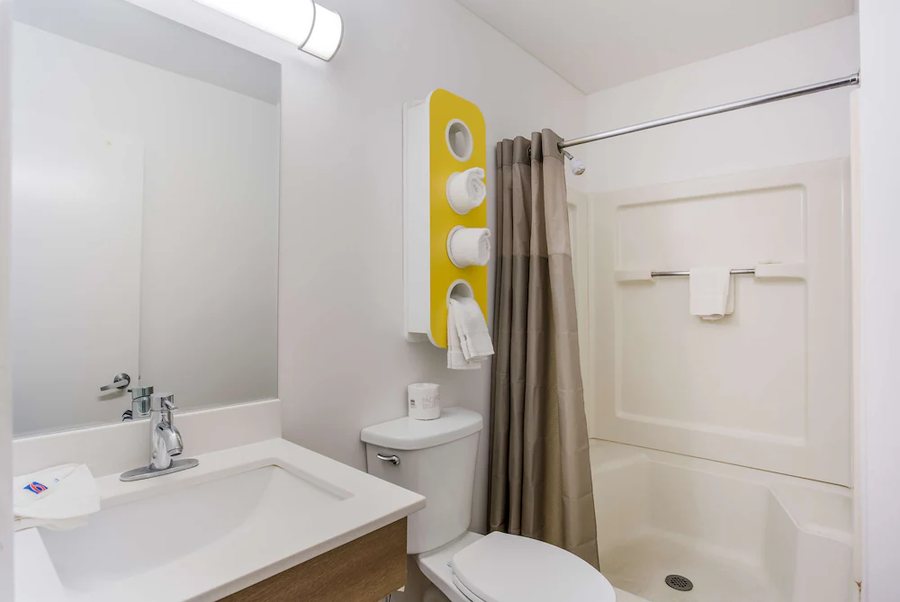 Studio 6 Extended Stay Jacksonville FL Baymeadows — Bathroom
