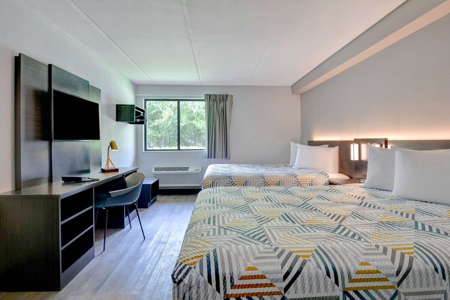 Studio 6 Extended Stay Jacksonville FL Baymeadows — Guest room