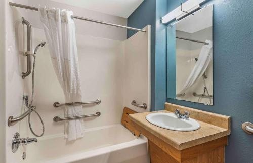 Studio 6 Extended Stay Little Rock Southwest AR — Bathroom