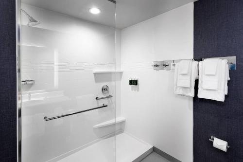 Studio 6 Extended Stay Milwaukee Brookfield WI — Bathroom