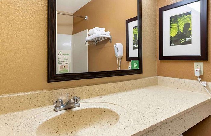 Studio 6 Extended Stay Minneapolis Airport Eagan MN — Bathroom