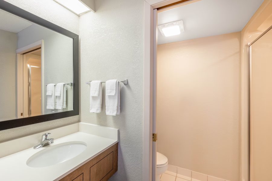 Studio 6 Extended Stay Minneapolis Airport Eagan North MN — Bathroom
