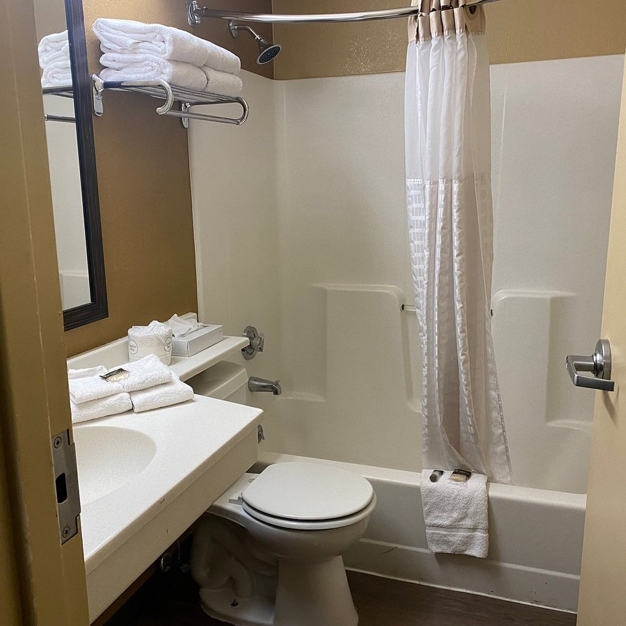Studio 6 Extended Stay Rochester Henrietta NY — Bathroom