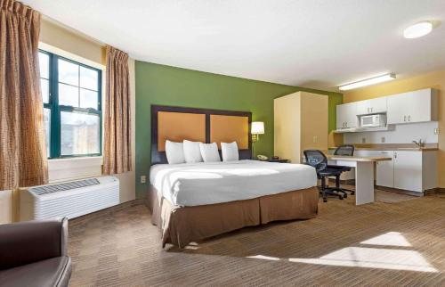 Studio 6 Extended Stay Rochester Henrietta NY — Guest room