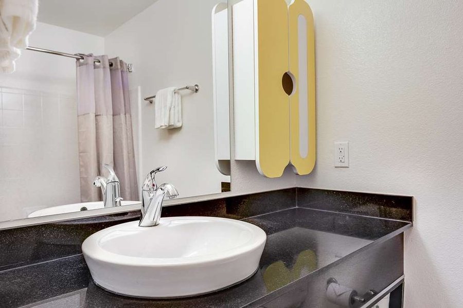 Studio 6 Houston TX Hobby South — Bathroom