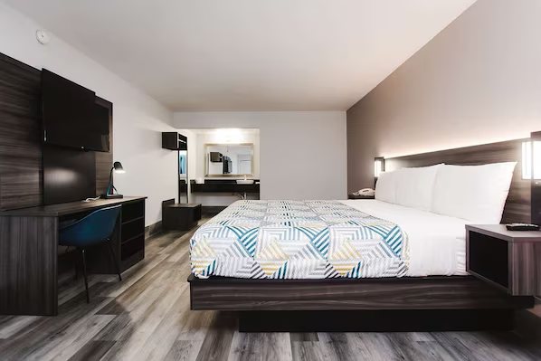 Studio 6 Houston Westchase — Guest room