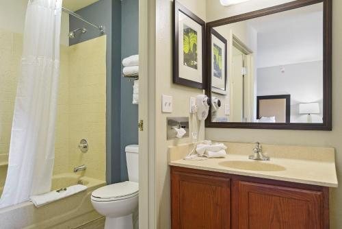 Studio 6 Lenexa KS Overland Park — Bathroom