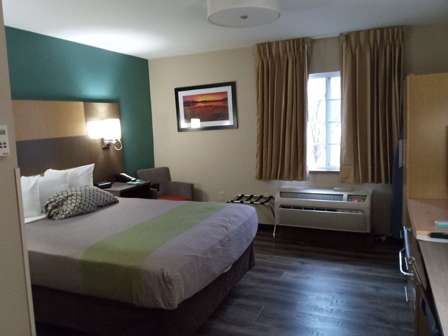 Studio 6 Lenexa KS Overland Park — Guest room