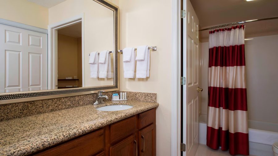 Studio 6 Little Rock AR South — Bathroom