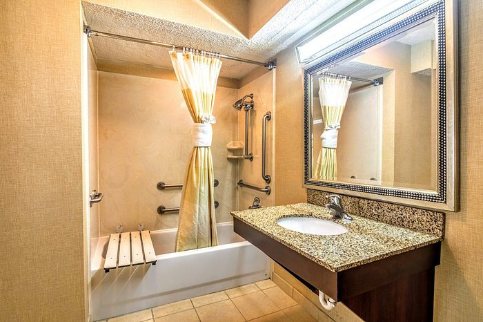 Studio 6 Lubbock TX — Bathroom
