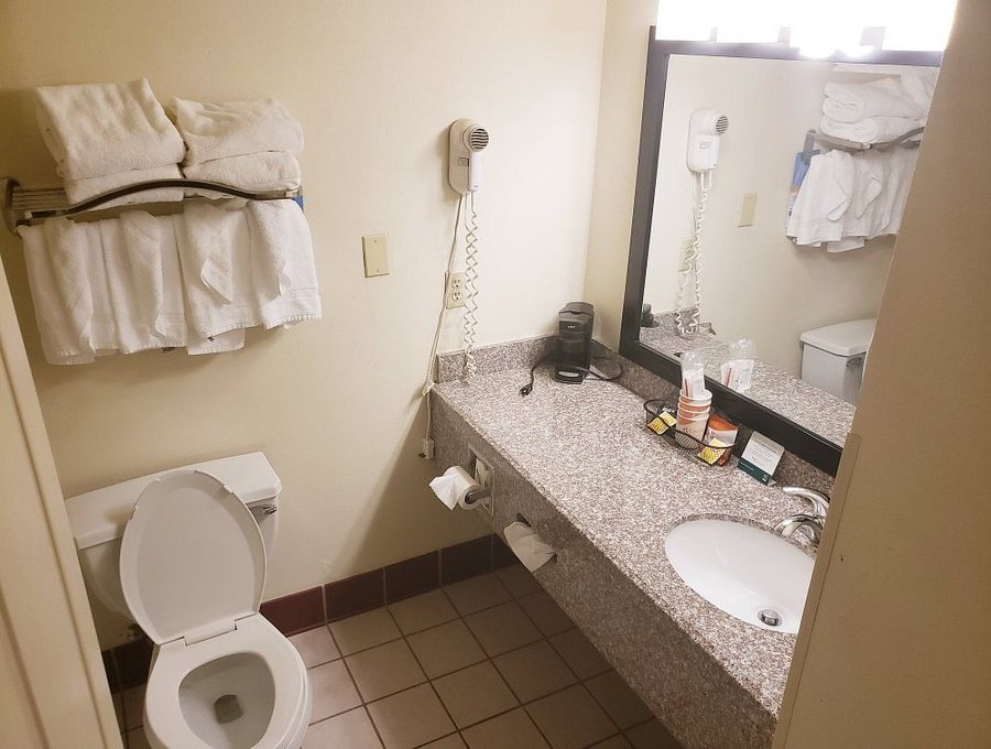 Studio 6 Pensacola FL West I 10 — Bathroom