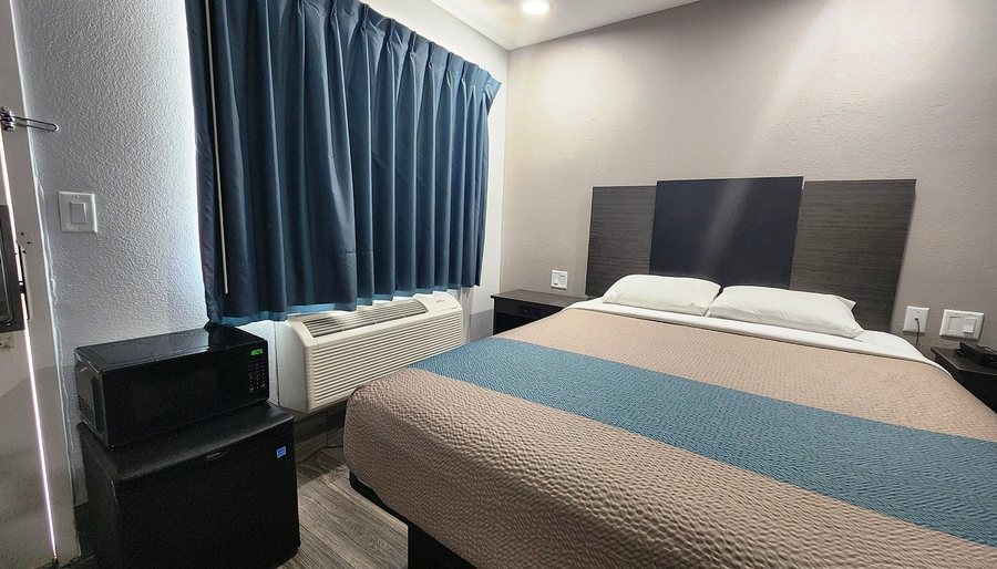 Studio 6 Pleasanton TX — Guest room