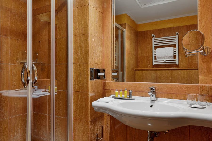 Studio 6 Rome Skytop — Bathroom