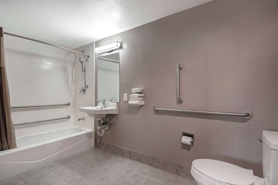 Studio 6 San Antonio Airport — Bathroom