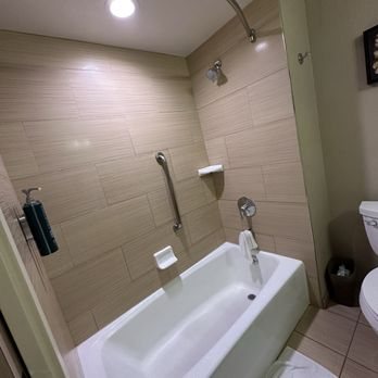 Studio 6 San Pedro CA Port of Los Angeles Los Angeles California — Bathroom