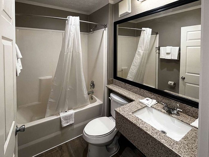 Studio 6 Stafford TX Houston Sugarland — Bathroom