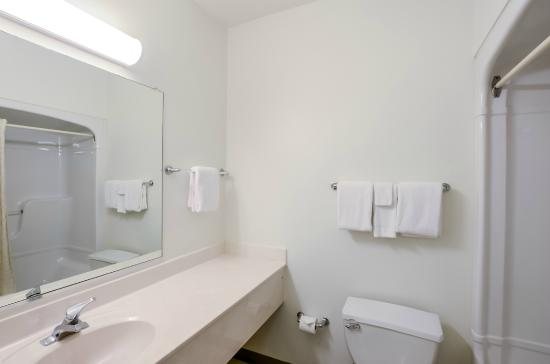 Studio 6 Suites Charlotte NC Tyvola Rd Executive Park — Bathroom