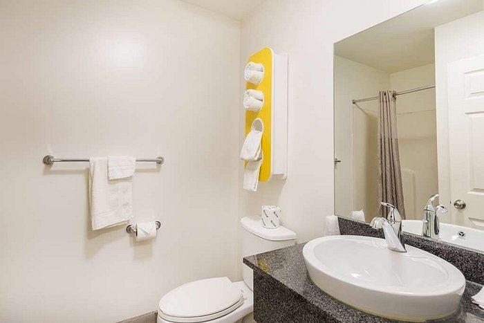 Studio 6 Suites Greenville SC Haywood Mall — Bathroom