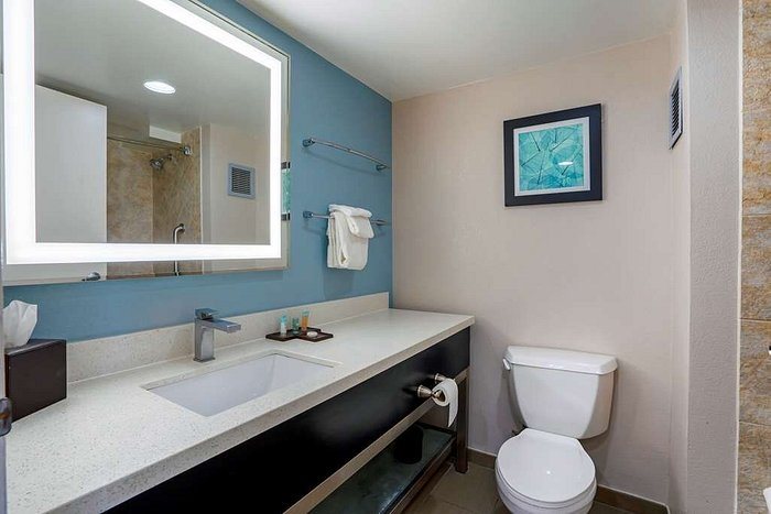 Studio 6 Suites Jacksonville Deerwood Park FL — Bathroom