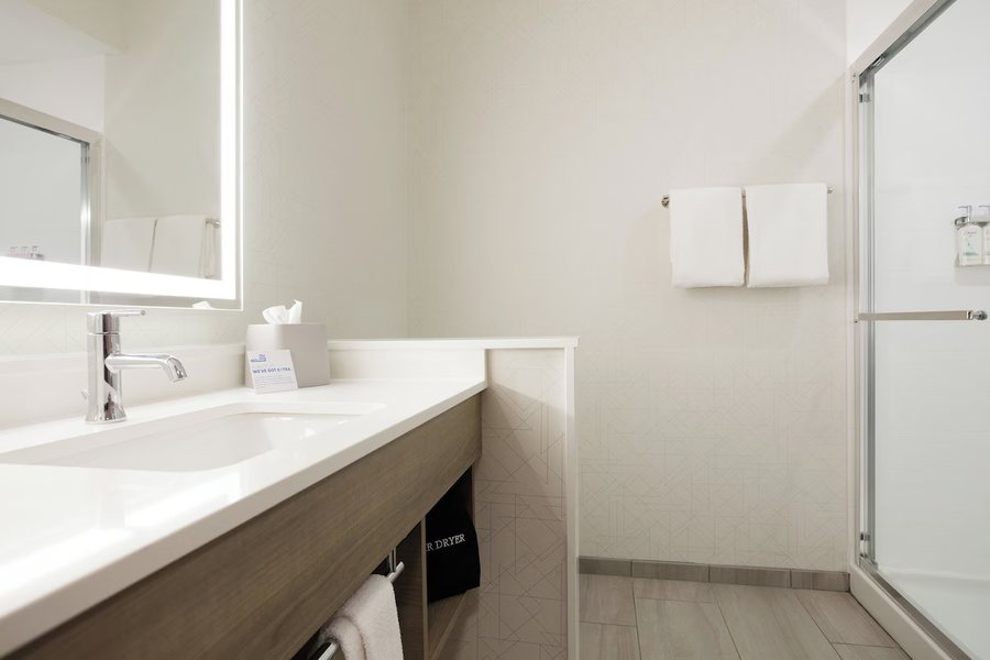 Studio 6 Suites Memphis TN East Memphis — Bathroom