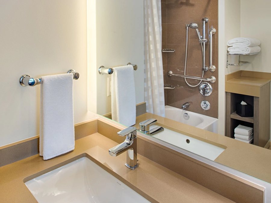 Studio 6 Suites Seattle Kent WA — Bathroom