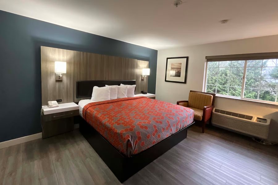 Studio 6 Suites Seattle Kent WA — Guest room