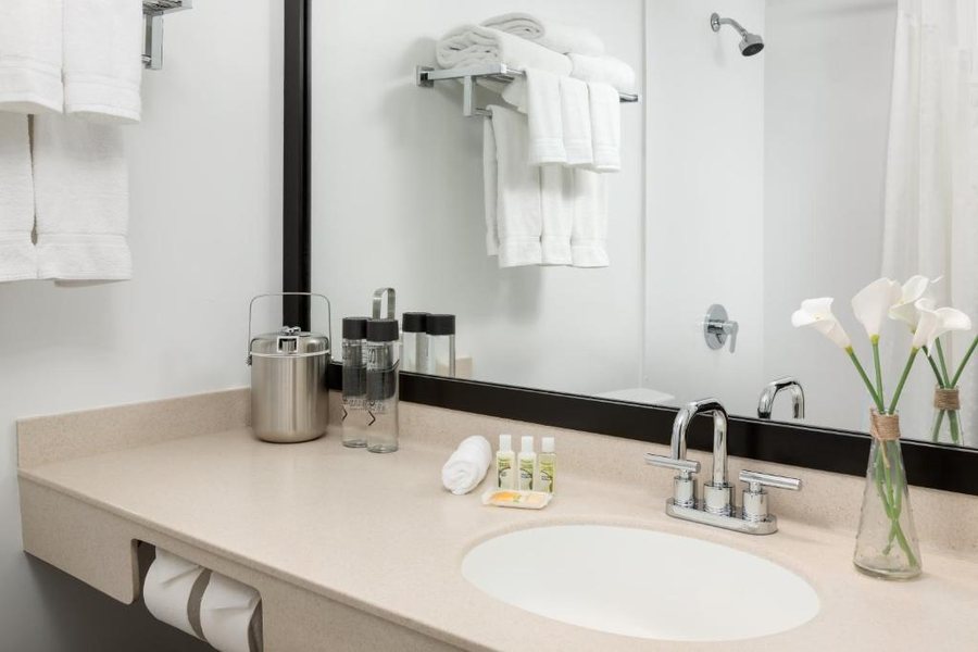 Studio Allston Hotel — Bathroom