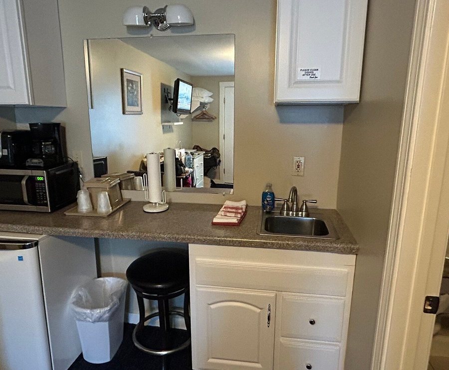 Studio East Motel — Bathroom