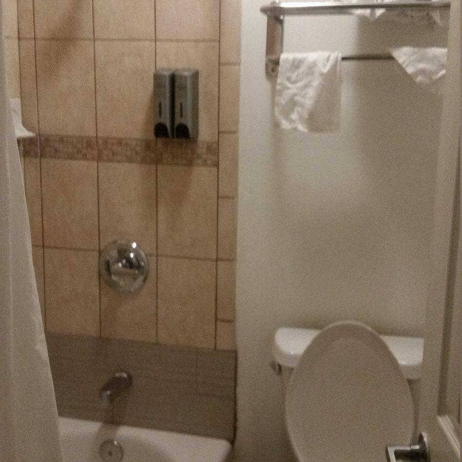 Studio Inn Suites at Promenade Downey — Bathroom