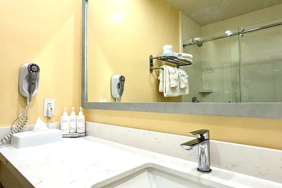 Studio Inn Van Nuys Los Angeles California — Bathroom