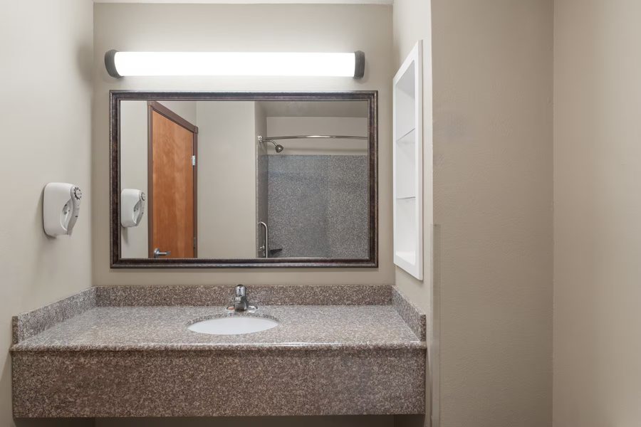 Sturgis Lodge and Suites Travelodge by Wyndham — Bathroom