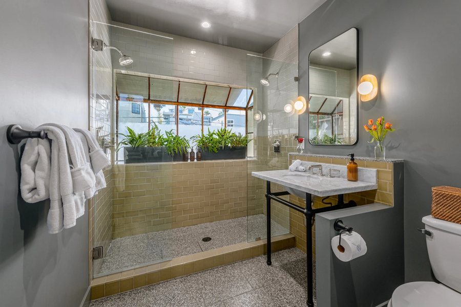 Su Casa at Venice Beach Los Angeles California — Bathroom