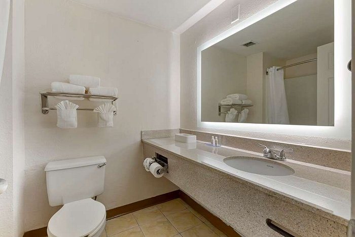 Suburban Extended Stay Abercorn — Bathroom