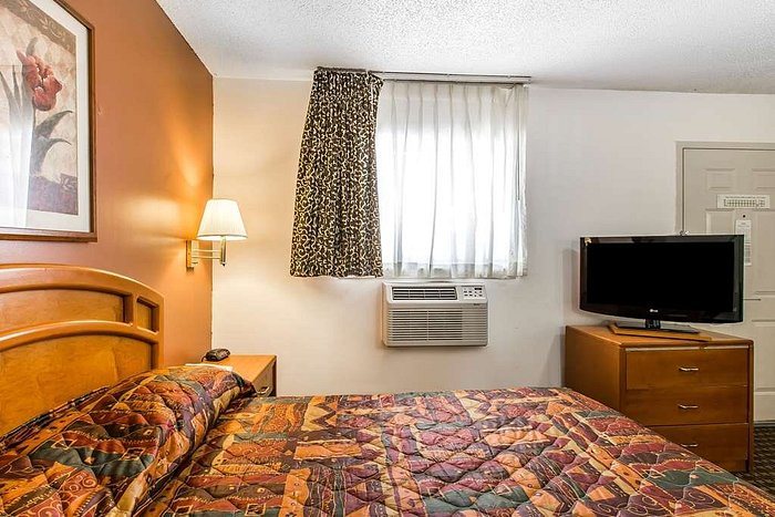 Suburban Extended Stay Abercorn — Guest room