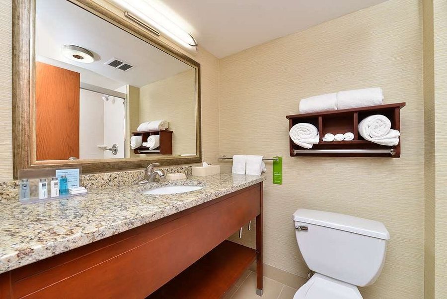 Suburban Studios Auburn Hills Detroit — Bathroom