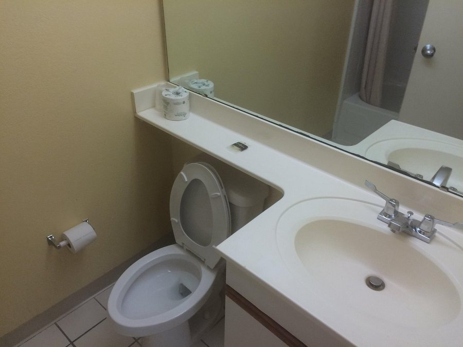 Suburban Studios Macon North — Bathroom