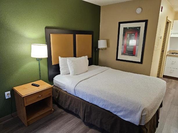 Suburban Studios — Guest room