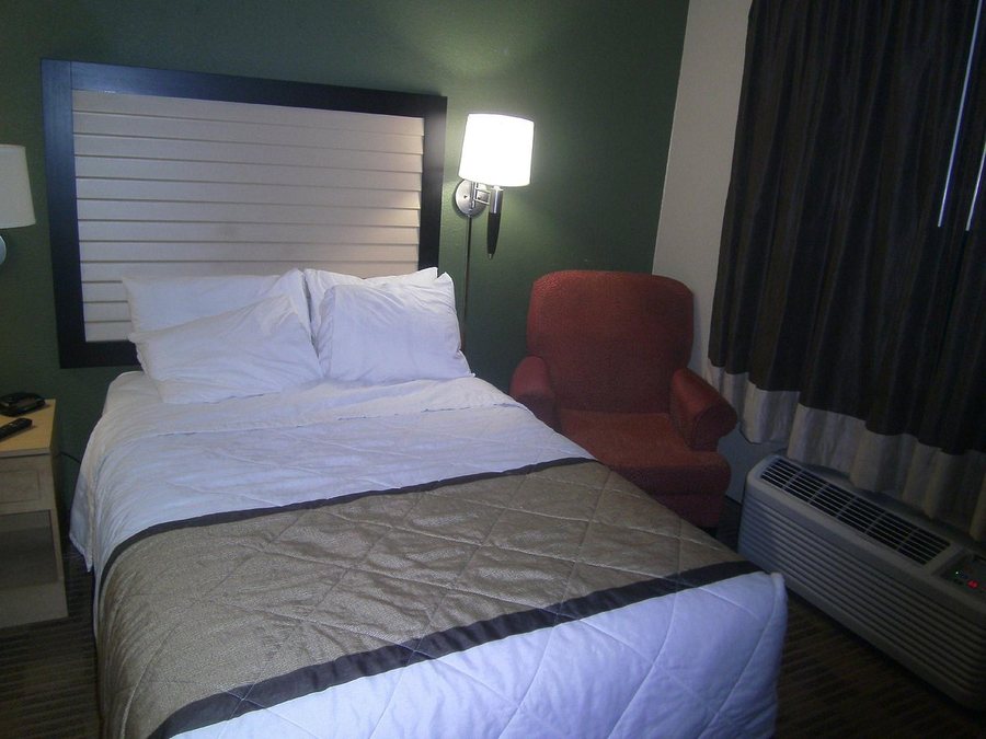 Suburban Studios Watford City — Guest room