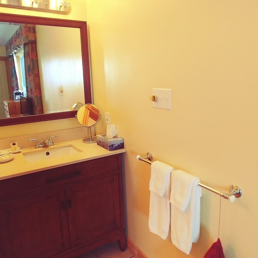 Sugar Hill Inn — Bathroom