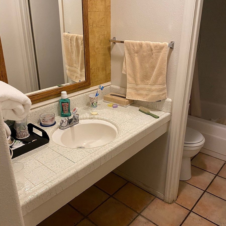 Sugar Loaf Lodge — Bathroom