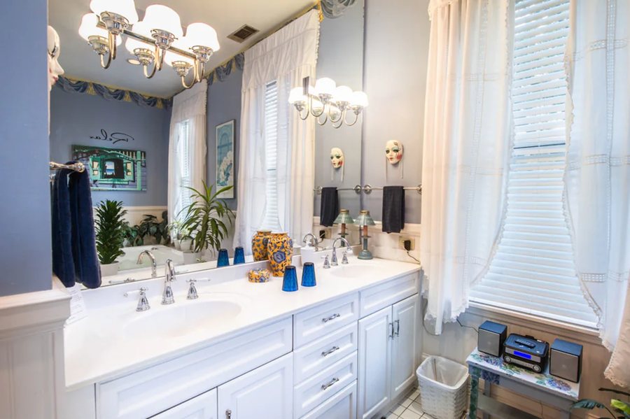 Sugar Magnolia Bed Breakfast — Bathroom