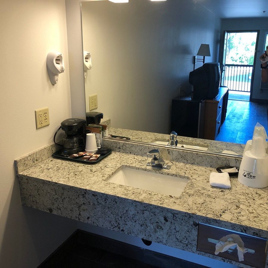 Sugarloaf Mt Motel — Bathroom