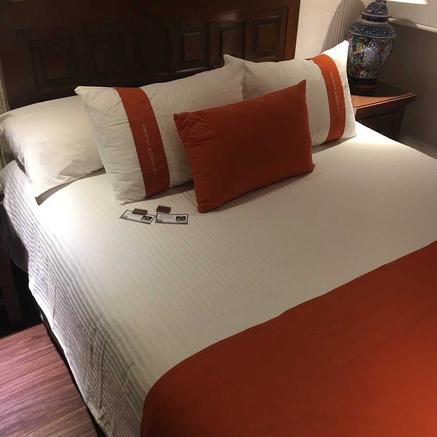 Suites Amberes — Guest room