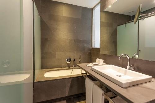 Suites Avenue Barcelona Catalonia — Bathroom