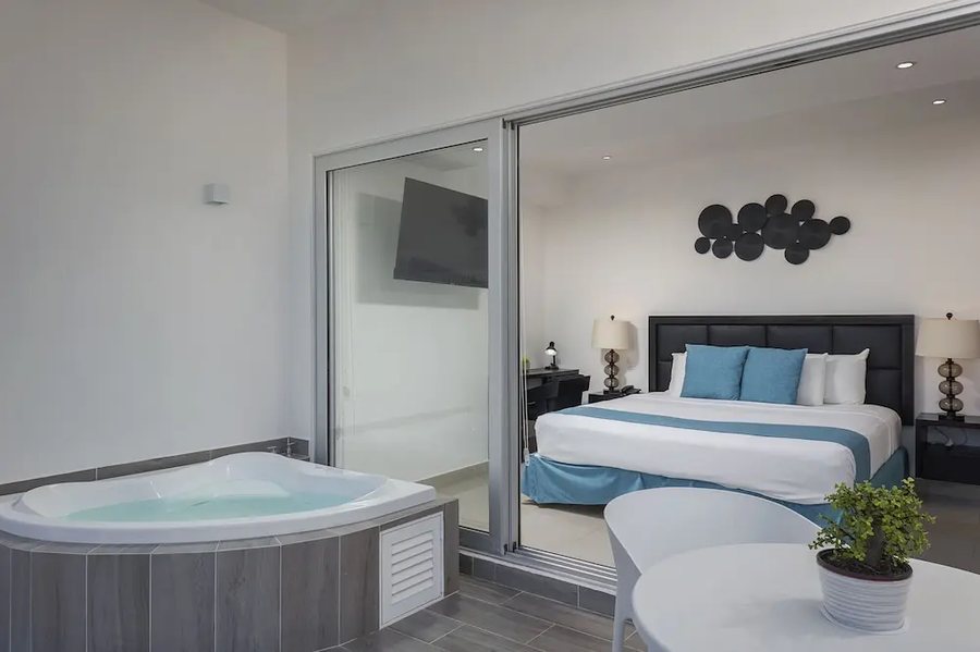 Suites Malecon Cancun — Bathroom