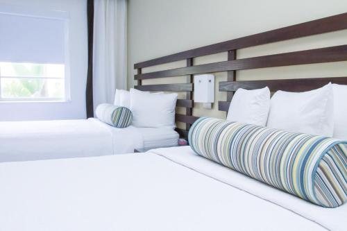 Suites of Dorchester Miami Beach Florida — Guest room