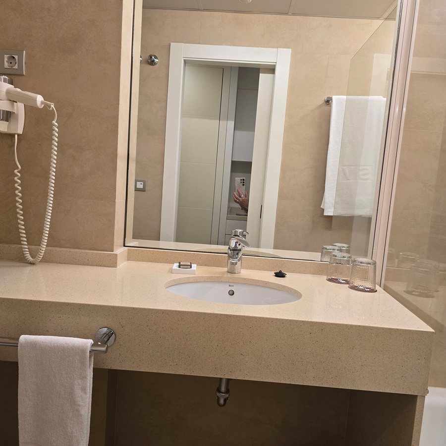 Suites Viena Plaza De Espana — Bathroom