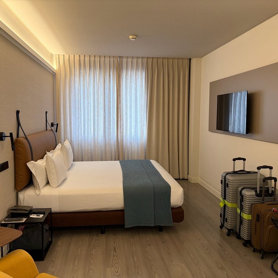 Suites Viena Plaza De Espana — Guest room