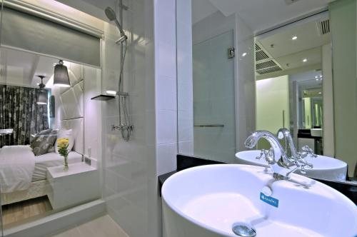 Sukhumvit Suites Hotel — Bathroom
